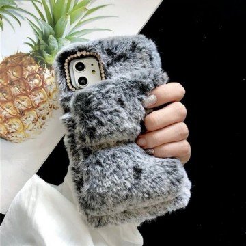 Fluffy telefoonhoesje - hoesje met pluche handvat - iPhone 7/8/SE 2020 - Grijs - Voor koude handen - Pluche