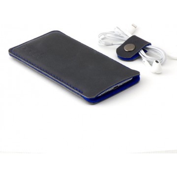 JACCET lederen iPhone 12 Pro sleeve - antraciet/zwart leer met blauw wolvilt - Handgemaakt in Nederland