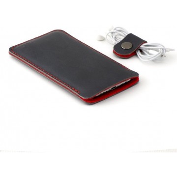 JACCET lederen OnePlus 8 sleeve - antraciet/zwart leer met rood wolvilt - Handmade in Nederland