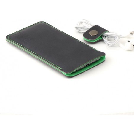 JACCET lederen iPhone SE sleeve (model 2020) - antraciet/zwart leer met groen wolvilt - Handgemaakt in Nederland