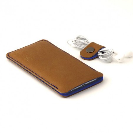 Jaccet - iPhone Xs sleeve - Handgemaakt Lederen pouch. Bruin leer met blauw wolvilt voering. iPhone Xs case