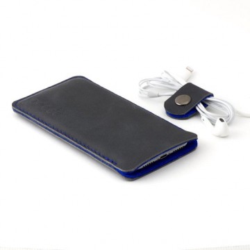 JACCET iPhone 8 Plus sleeve - antraciet/zwart leer met blauw wolvilt - Handgemaakt in Nederland
