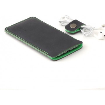 JACCET lederen iPhone 12 Mini sleeve - antraciet/zwart leer met groen wolvilt - Handgemaakt in Nederland