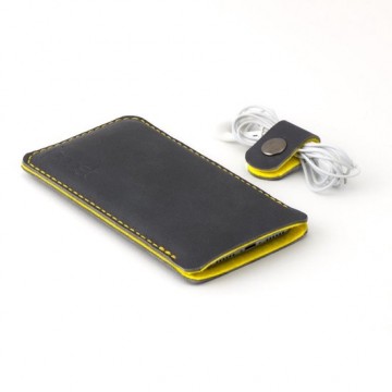 JACCET lederen iPhone Xs case - antraciet/zwart leer met geel wolvilt - Handmade in Nederland